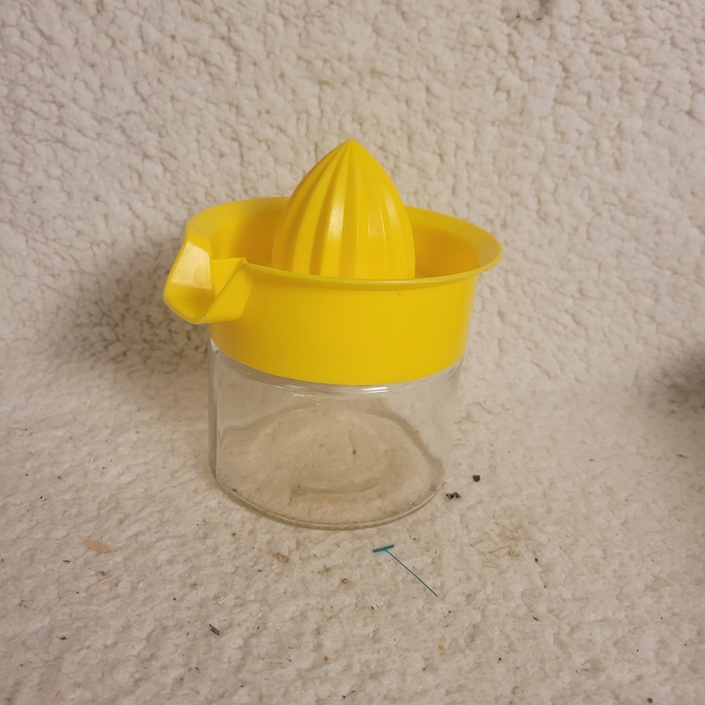 Unbranded Citrus Juicer Kitchen OS Yellow Excellent Retro Glass Manual‎ Reamer